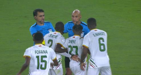 إيقاف قد يصل إلى 6 أشهر.. ماذا ينتظر لاعب مالي بعد اعتدائه على محمد عادل؟ (لائحة)